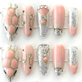 ongles ornés de perles et de pierres précieuses